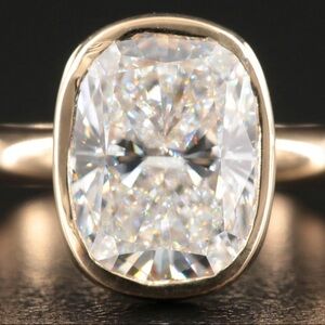 Elegant 18K Gold Ring with stunning solitaire 4.20 ct Diamond (Size 6.25)